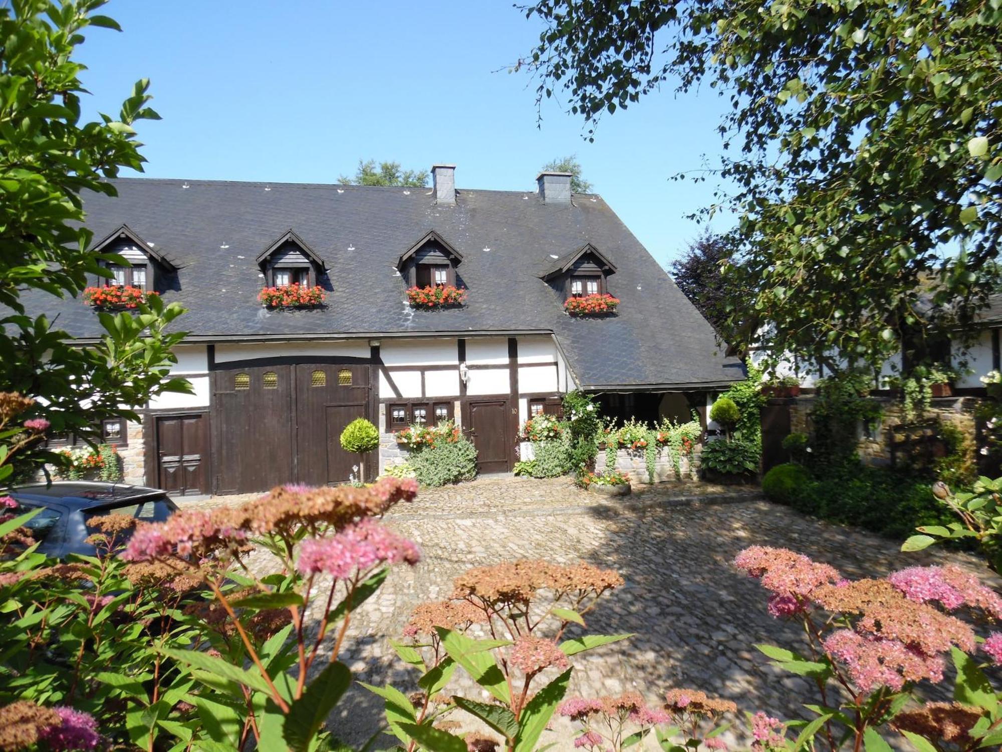 Cozy Cottage In Malmedy With Large Garden Экстерьер фото